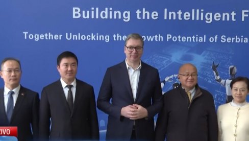 VUČIĆ U KINESKOM KULTURNOM CENTRU: Predsednik na prezentaciji robota kompanije AGIBOT (VIDEO)