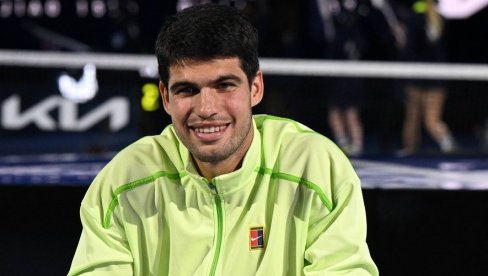 ZARAĐUJE MILIONE, ŽIVI U MALOM STANU SA RODITELJIMA: Mušema na stolu i baštenske stolice u dnevnom boravku, a evo gde spava