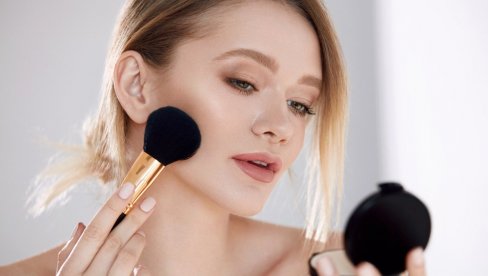 KAKO SE PRAVILNO NANOSI RUMENILO? Samo ovako smanjuje godine i čini nas odmornim