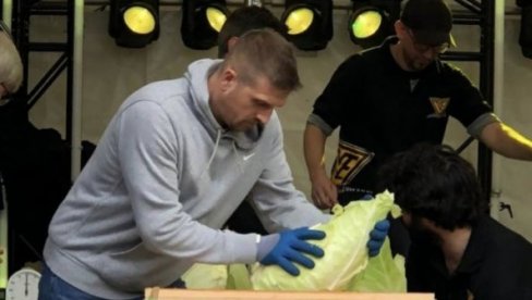 ZA MINUT IZRENDAO 20 KG KUPUSA: Dušan Rajkić, poreklom iz Laćarka, svetski je prvak u neobičnoj disciplini (FOTO)