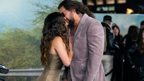 ZAŠTO SE SVI ČUDE NOVOJ VEZI DŽEJSONA MAMOE? LJudi se gade, a nije u pitanju razlika u godinama! (FOTO)