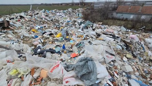 NELEGALNA DEPONIJA POD NOSOM: Na Pančevačkom putu 133, u blizini sedam porodičnih kuća, raste smetlište bez dozvole