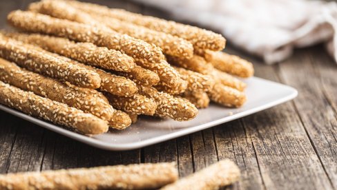 NEODOLJIVO HRSKAVI: Štapići sa susamom