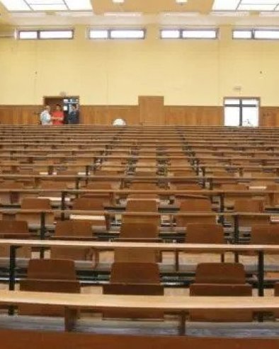 КАКО ЈЕ ФИЛОЗОФСКИ ФАКУЛТЕТ У НИШУ ПОСТАО ПОЛИТИЧКА СЦЕНА: Пленум студената блокадера, без већинске подршке студената и легитимитета