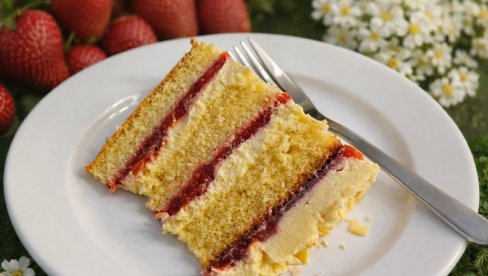 ТОРТА ОД ЛИМУНА И ЈАГОДА: Савршен баланс киселкастих и слатких укуса