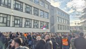 НАРОД ЧЕКА ПРЕДСЕДНИКА: Велики број грађана окупио се испред Гимназије у Младеновцу (ВИДЕО)