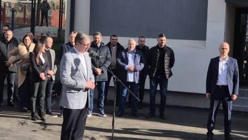 VUČIĆ U MLADENOVCU: Predsednik na ceremoniji otvaranja rekonstruisane Gimnazije (VIDEO)