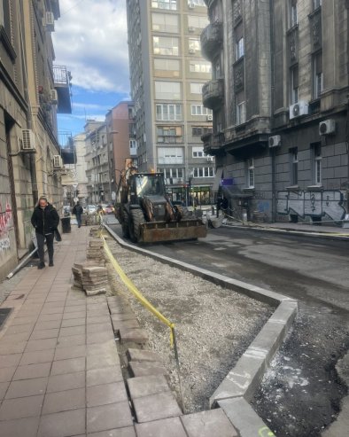 NOV ASFALT OD KOSOVSKE DO SVETOGORSKE: Putari sa mašinama u Vlajkovićevoj ulici i kod Bajlonijeve pijace