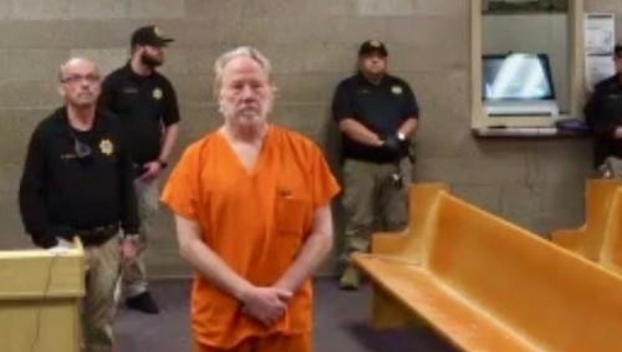 GLUMAC OPTUŽEN ZA ZLOSTAVLJANJE MALOLETNIH DEČAKA: Majka blizanaca ga prijavila policiji