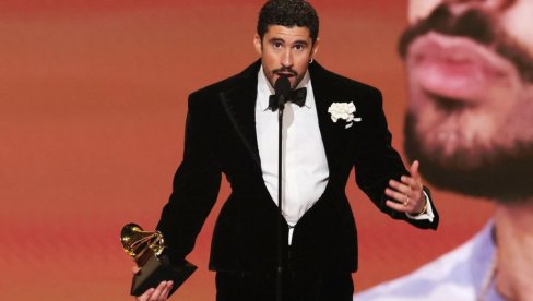 КО ЈЕ ДЕЧКО КОЈИ ЈЕ ДОБИО ГРЕМИЈА И ЧИЈЕ ПЕСМЕ СЛУША ЦЕО СВЕТ? Радио као касир, а данас сви причају о њему