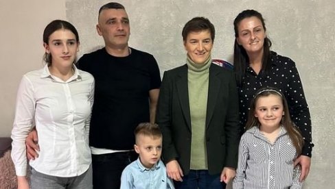 BRNABIĆ U POSETI PORODICI PREMOVIĆ U RUSKOM KRSTURU: Nastavićemo da jačamo pronatalitetnu politiku i podržavamo mlade bračne parove