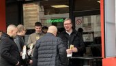 ВУЧИЋ У НОВОМ САДУ: Јутарњи сендвич са Милошем и његовим синовима, сад заједно међу Крајишнике на сајам (ФОТО)