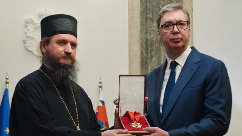 ЕПИСКОП СЕРГИЈЕ ОДЛИКОВАО ВУЧИЋА: Орден је печат духовног заједништва - молим вас да пренесете нашем народу да је Србија уз њих (ВИДЕО)