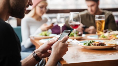 PROHIBICIJA ZA - MOBILNE: Sve više restorana u Francuskoj zabranjuje gostima korišćenje telefona