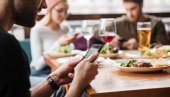 ПРОХИБИЦИЈА ЗА - МОБИЛНЕ: Све више ресторана у Француској забрањује гостима коришћење телефона