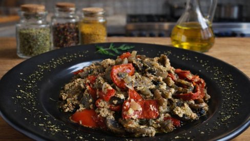 DINSTANO POVRĆE SA SLANINOM I JAJIMA: Miris domaće kuhinje u jednom tiganju