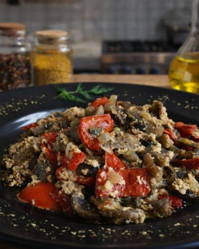 DINSTANO POVRĆE SA SLANINOM I JAJIMA: Miris domaće kuhinje u jednom tiganju