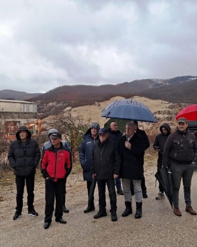 MEŠTANI PRETE BLOKADOM: Žitelji sela u Župi nikšićkoj, okupljeni ispred rudokopa, traže njegovu rekultivaciju