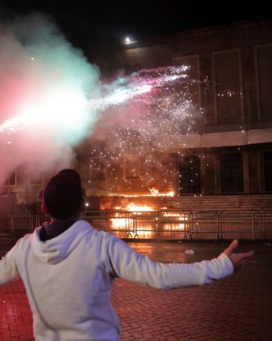 SUKOB DEMONSTRANATA I POLICIJE NA PROTESTU U TIRANI: Bacani Molotovljevi kokteli, traže ostavku ministra zbog korupcije