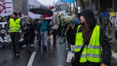 KOLEKTIVNA ŠIZOFRENIJA BLOKADERA I OPOZICIJE: Pevaju i vesele se u blizini mesta pogibije studentkinje