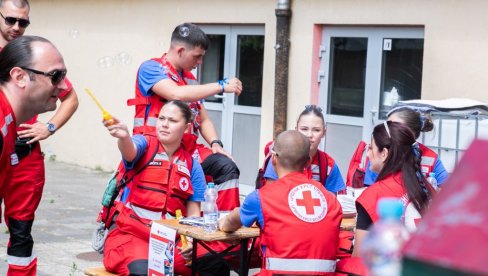 У СРЕМСКИМ КАРЛОВЦИМА ПОКАЗНА ВЕЖБА ЗА ДЕЛОВАЊЕ У НЕСРЕЋАМА: Акција Црвеног крста Војводине