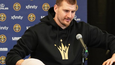 АМЕРИ СУ ОСТАЛИ У ШОКУ! Јокић показао руку, навијачи Денвера занемели! (видео)