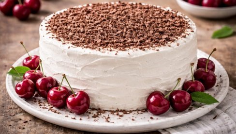 СОЧНА, СА ВИШЊАМА: Торта са печеним корама