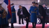 PREDSEDNIK VUČIĆ SVEČANO UZ CRVENI TEPIH, HIMNU I GARDU DOČEKAO PREDSEDNIKA AZERBEJDŽANA: Alijev se poklonio srpskoj trobojci (FOTO/VIDEO)