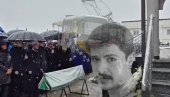 MUČNE SCENE U BiH DOK VEJE SNEG: Sahranjen Erdoan Morankić koga je pokosio tramvaj (VIDEO)