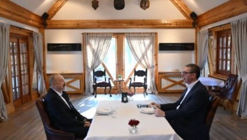 VUČIĆ NA RADNOM DORUČKU SA ALIJEVIM: Ponosan na naše prijateljstvo i stabilne odnose