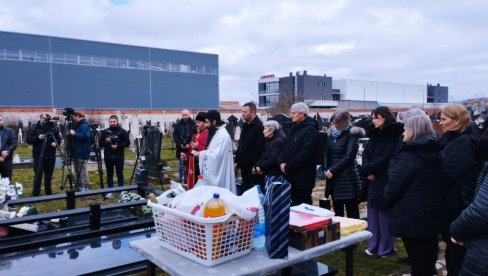 ОВО ЈЕ ЈЕДИНО ШТО НАМ ЈЕ ОСТАЛО Поменом на гробљу и парастосом у Лапљем селу обележено 25 година од погибије путника аутобуса Ниш-експреса