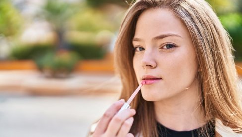 SAVET ŠMINKERA ZA VIZUELNO VEĆE USNE: Dovoljan vam je samo jedan proizvod