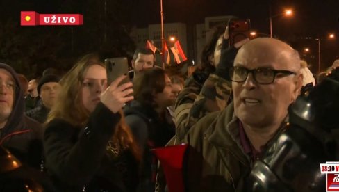 ŠAČICA BLOKADERA DOVEZLA SE AUTOBUSIMA U NOVI SAD: Hoće da unište svečanost posvećenu Matici srpskoj, vređaju i psuju novinare