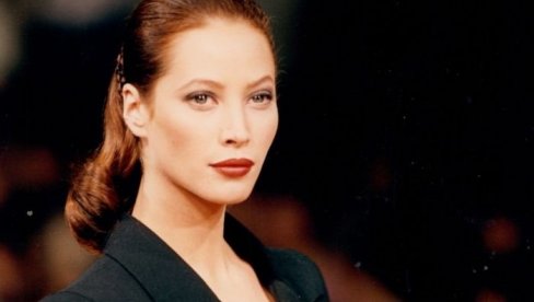 IMA 57. GODINA I KADA JE IZAŠLA NA PISTU, SVIMA SU POPADALE VILICE: Pogledajte kako izgleda žena koja je odlučila da stari prirodno i dostoj