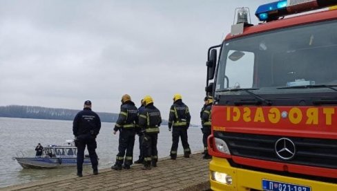 DRAMA NA ADI HUJI: Automobil sleteo u reku