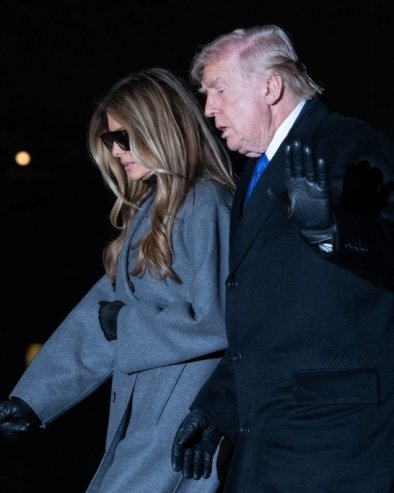 МЕЛАНИЈА ТРАМП ОВАЈ ПУТ ЗАОБИШЛА ШТИКЛЕ И ОБУКЛА ОВЕРСАЈЗ КАПУТ: Прва дама Америке не уме да направи грешку у стајлингу