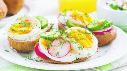 ХОЋЕТЕ ДА СМРШАТЕ: Једите и бели хлеб, али пазите са чим (ЈЕЛОВНИК)