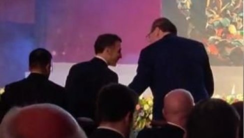 VUČIĆ SEDI PORED MAKRONA NA VEČERI KOJU MODI ORGANIZUJE (VIDEO)