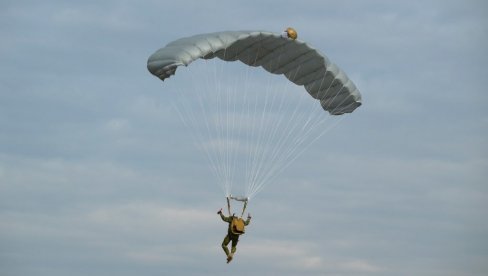 ELITNI PADOBRANCI SRBIJE NA NOVOM RA-1 SISTEMU: Spektakularni skokovi 63. brigade u Nišu (VIDEO)