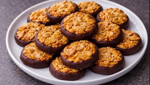 ЗА СВАКУ ПРИЛИКУ: Кексићи од чоколаде са бадемима, сласт у сваком залогају