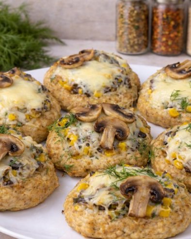 ПИЛЕЋА ГНЕЗДА СА ПЕЧУРКАМА И КУКУРУЗОМ: Сочан ручак из рерне