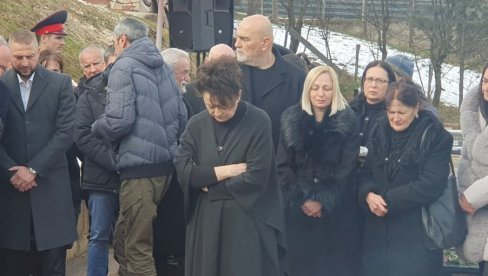 "TVOM I NAŠEM RADOVANU JE NAJTEŽE" Potresan govor ćerke Sonje na sahrani LJiljane Karadžić (FOTO)