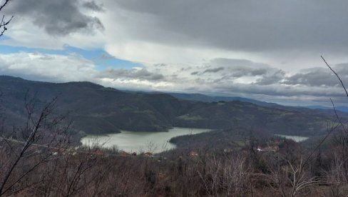 ПРЕТРАГУ ОТЕЖАВАЈУ ТЕРЕН И ГУСТА ШУМА: Полиција и ватрогасци-спасиоци траже двојицу мушкарца несталих код Лесковца