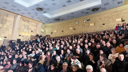 VUČIĆ U POSETI BORSKOM OKRUGU: Predsednik razgovara sa građanima Bora (VIDEO)