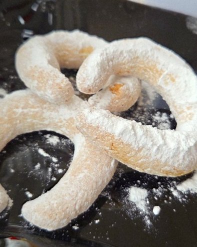 IDEALNE UZ KAFU: Starinske kokos kiflice koje se tope u ustima (VIDEO)