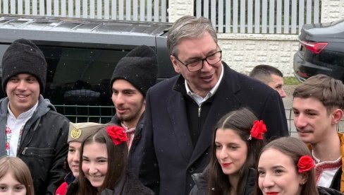 BIĆE I ZA PUTEVE I ZA VOJSKU Vučić u Klokočevcu razgovara sa narodom i obilazi crkvu (VIDEO)