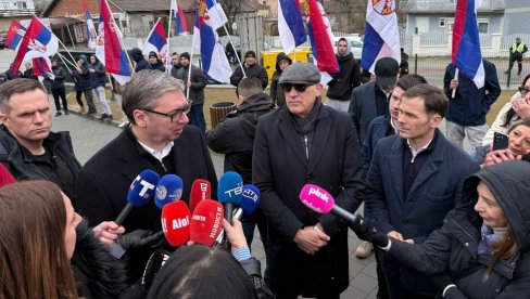 BIĆE ZNAČAJNOG POVEĆANJA PLATA I PENZIJA Vučić u Klokočevcu razgovara sa narodom i obilazi crkvu (VIDEO)