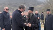 BIĆE ZNAČAJNOG POVEĆANJA PLATA I PENZIJA Vučić u Klokočevcu razgovara sa narodom i obilazi crkvu (VIDEO)