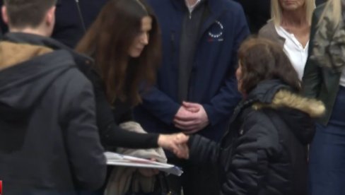 VUČIĆ ISPUNIO ŽELJU JEDNOJ BAKI: NJena unuka boluje od cerebralne paralize i zatražila je samo ovo