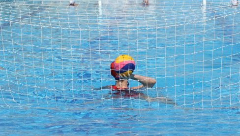 РЕАКЦИЈА О КОЈОЈ ПРИЧА СВЕТ: Када су ватерполисткиње схватиле да су на њихов меч дошли ПРАВИ навијачи... (ВИДЕО)